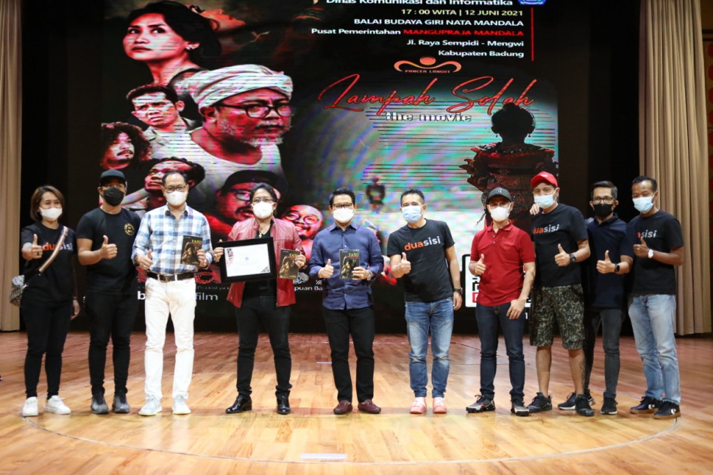 Hadiri Pemutaran Film Lampah Solah dan Dua Sisi di Balai Budaya Giri Nata Mandala, Bupati Giri Prasta Apresiasi Seniman Yang Tetap Produktif di Masa Pandemi